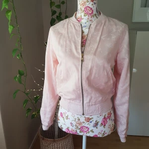 Bomberjacka med sött mönster - Knappt använd, söt bomberjacka fr Lager157. Fint skick (sånär som på knövlet :) ). Mönster m blommor & fåglar. Stl 160cl, passar XS/S. ~ STOR rensning i min shop ~ Välj 5 för 100kr oavsett pris, skicka medd/lämna prisförsl (gäller där det står) ~