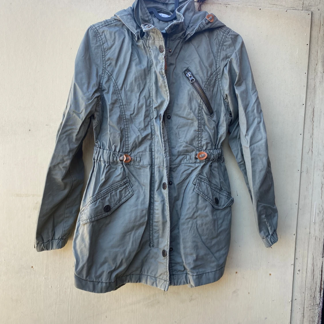 Grå vindjacka med huva