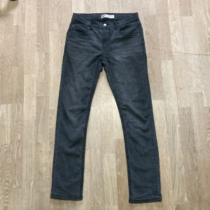 Levi's 512 grå W28 L32 - Sparsamt använda inga defekter.  Passar dig som är 176 cm/ W28 L32. Tveka inte hör av dig till mig för frågor eller fler bilder.