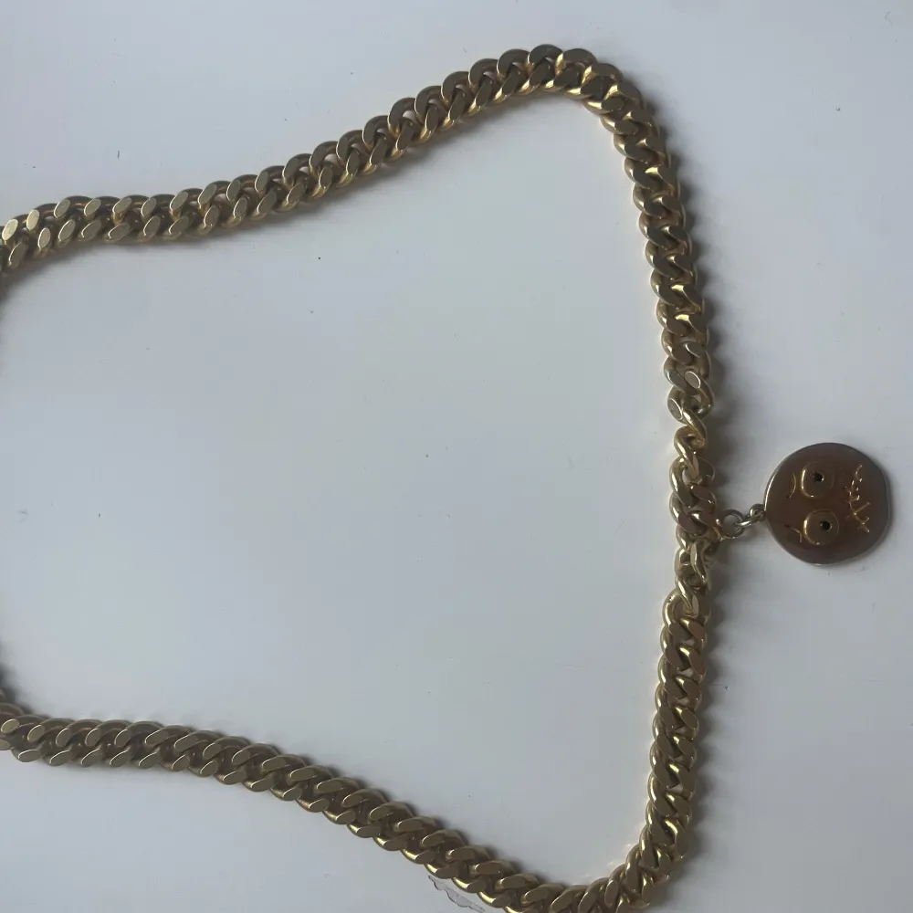 INTRESSKOL på mitt otroligt snygga och unika halsband från marianilsdotter. Använt fåtal gånger så halsbandet är i nyskick. Nypris ligger på 6000kr. Har inget bestämt pris men kommer inte gå under 1500kr. Skriv privat för frågor eller budförslag 💕💕. Asusteet.