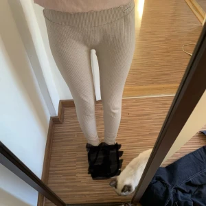 Beige ribbade leggings från Aim'n - Säljer ett par superbekväma beige ribbade leggings från Aim'n. De är högmidjade och har en tight passform. Materialet är mjukt och stretchigt. Använda 1 gång men säljes pga rensning i garderoben. Storlek M. Nypris 600kr men säljes för endast 250kr