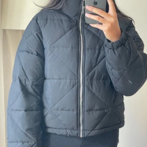 Pufferjacka - Kortare Pufferjacka från Gina 