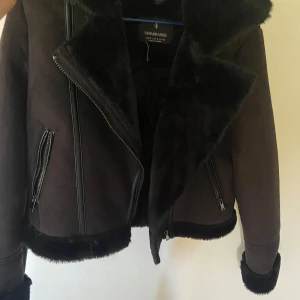 Croppad jacka - Super snygg kort jacka från Stradivarius. Storlek S Använd ett fåtal gånger men har inga skador och ser ut som ny💕 Pris kan diskuteras!