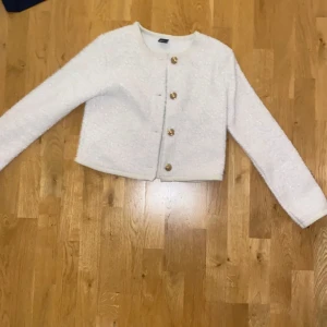 Kofta - Jättefin lurvig kofta med guld knappar från Gina tricot. Använd en gång. Köpt för 399kr Säljs för 280kr plus frakt. 