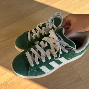 Gröna Adidas campus💚 - Såå fina gröna Adidas campus i strl 39 1/3❤️ i mycket bra skick förutom en liten defekt men kan skicka bild vid intresse av köp😊