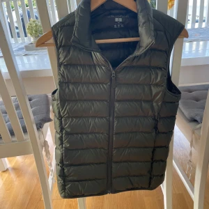 Väst  - Skön o bra väst och väldigt snygg! Storleken e xxs men den sitter mer som xs-s