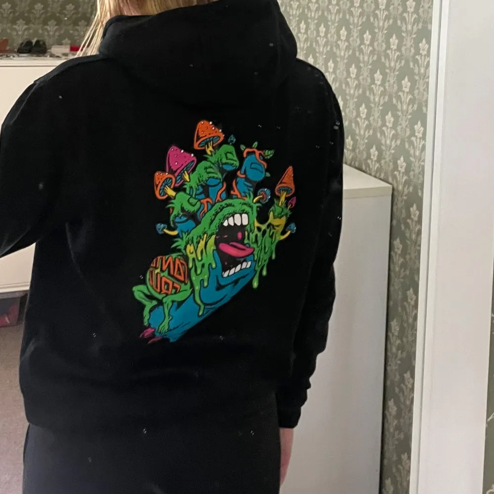 Jätteskön Hoodie av märket Santa Cruz🖤 Nypris 899kr. Hoodies.