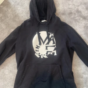 Valentino hoodie - SÄLLSYNT VALENTINO HOODIE. As fet hoodie från valentino coolt tryck och den är i bra skick ny pris på en sån här ligger på typ 7000 medans vårt pris endast är 1199 hör av er vid fler frågor eller funderingar ✨✨