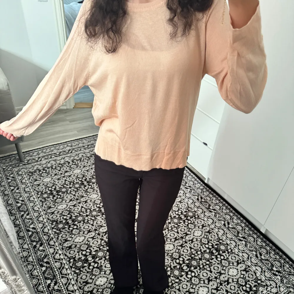 Säljer denna Zara tröja i storlek S/36/8. Den är perfekt för hösten eftersom den är inte tjock material fast lite tunnare och sitter perfekt på kroppen i förgen rosa🌟. Puserot.