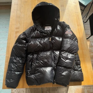 Pyrenex vinter jacka  - Jätte snygg och varm vinter jacka. Har bara använt den en vinter, inga fel med den vill bara byta ut den för den här vintern. Är öppen för byten mot andra large vinter jackor. Köpte den på Jupiter. Skriv vid funderaringar🙌🏽❄️🤙