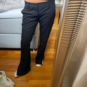 Lågmidjade kostymbyxor  - Säljer dessa lågmidjade kostymbyxor från bikbok då de tyvärr är för stora för mig. Har en slits där nere.