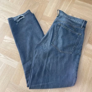 Jeans - Asos Design Jeans Grå. Relaxed Fit med mindre slitningar.  Hör av er för mer bilder eller frågor😎
