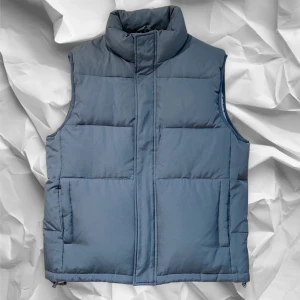 Väst - Skicket är veldigt bra. Mer information, bilder och prisdiskussion i dm.❗️Jätte coola basic väst❗️