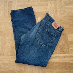 Levi’s 501 - Vintage Levi’s 501 Jesns, Relaxed Fit. Snygga mörkblå vintage jeans i grymt skick.  Bara höra av sig för fler bilder eller frågor😎
