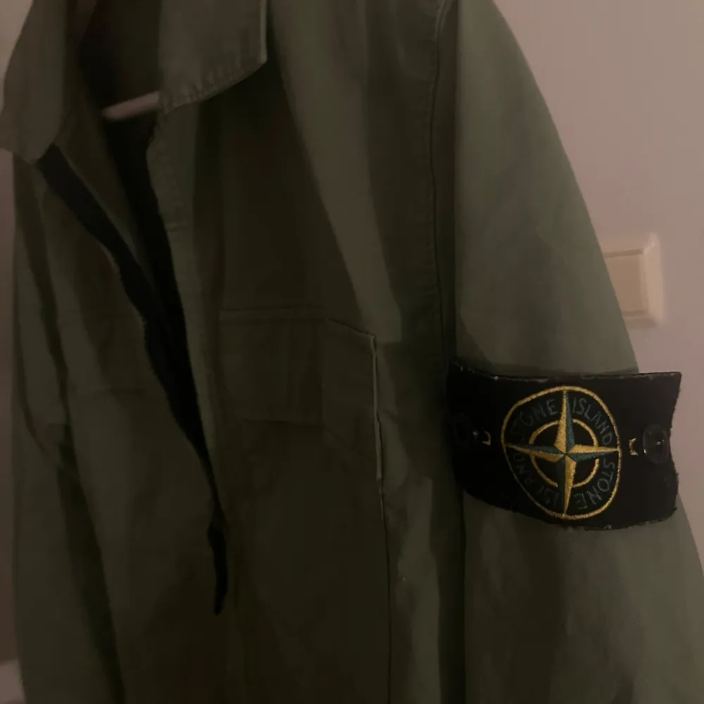 Säljer en snygg grön overshirt från Stone Island. Den har en dragkedja framtill och patch på ärmen. Perfekt för vår och höst. Jackan är i bra skick🔥. Jackor.