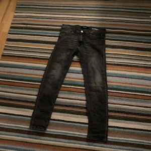Replay Jeans Anbass/Jondrill - Passa på att köpa dessa trendiga replay Jeans inför hösten för ett väldigt billigt pris👍Jeansen är i slim fit och är i storlek 30/30. Nypris på jeansen är runt 2000kr  jeansen har en slitning som är lagad mellan fickorna (visas på bild tre).