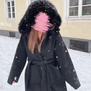 Kappa med päls - Säljer min fina kappa med päls luva, strl xs. En knapp för luvan saknas men de är bara att du dit en ny. Annars inga defekter alls.  Köptes 2800kr säljes för 900kr, vid snabb affär kan tänkas sänka.