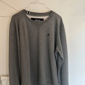 Replay sweatshirt - Grå replay sweatshirt i gott skick 