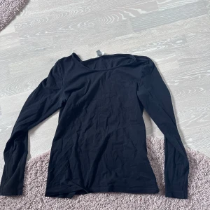 Tröja, H&M - Väldigt bra skick. Använt ett par gånger men blivit för liten. 
