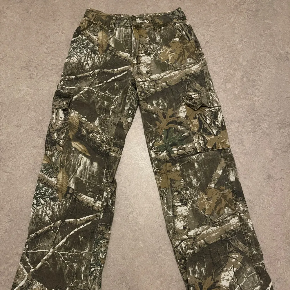 Säljer ett par camouflage cargobyxor. De har flera praktiska fickor Byxorna är i ett slitstarkt material och har en loose passform. 💕. Jeans & Byxor.