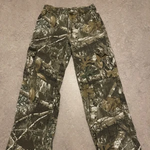 Camouflage cargobyxor - Säljer ett par camouflage cargobyxor. De har flera praktiska fickor Byxorna är i ett slitstarkt material och har en loose passform. 💕