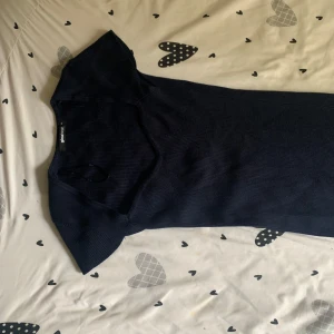 Mörkblå Bodycon Gina Tricot strl M. - Mörkblå Bodycon av Gina Tricot. Värde 499kr. Använd 1 gång. I storlek Medium. (FINNS ÄVEN I SVART REDO FÖR SÄLJNING (120kr) 
