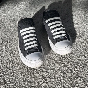 Converse - Väldigt sköna Converse skor, begagnade i storlek 42. Chuck Taylor x Converse. Inga defekter! Jätte rare!!