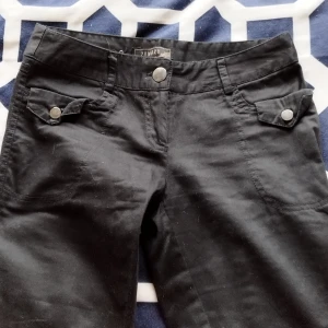 Svarta byxor med knappar - Säljer ett par svarta byxor. De har en snygg design med knappar både fram och bak på fickorna. Byxorna är i en tight passform och har en stilren look som passar perfekt till både vardag och fest. Skinny jeans bundle är 50kr (för alla skinny jeans)