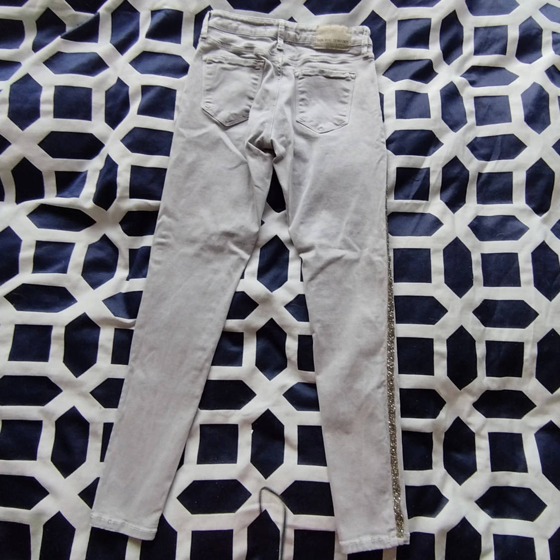 Grå jeans med glittriga detaljer från Zara - 91