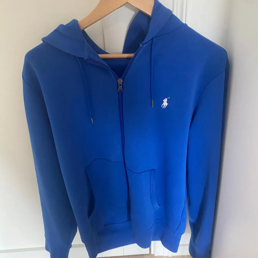 Säljer en ralph lauren zip hoodie som knappt är andvänd och är i nyskick. Dragkedjan åker ner ibland men händer sällan. Tveka inte att höra av er vid funderingar. Hoodies.