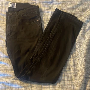 Acne jeans 31/32 - Acne jeans svarta. Inga defekter  Storlek 31/32 