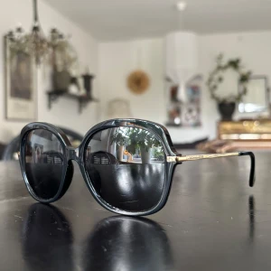 Michael Kors Svarta Solglasögon - Ett part svart guldiga solglasögon ifrån Michael Kors! Super snygga men kommer inte till användning.. Inga defekter🙌🏽Pris går att diskutera❣️