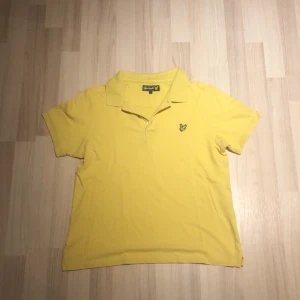 Lyle%Scott Pique - Sådär Skick. Själva Lyle&Scott loggan på framsidan har förlorat lite färg. Lite Använd.