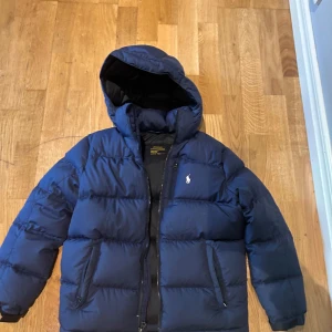 Polo Ralph louren jacka  - Polo jacka med några små hål i som jag fottat