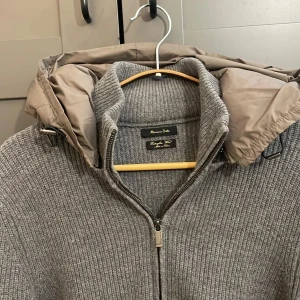 Massimo dutti cardigan  - Säljer en fet Massimo dutti cardigan som ej säljs längre, storleken är L men passar M, skicket är 8/10 