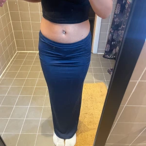 LÅNG KJOL! - Säljer min långa kjol som jag aldrig har använt. Är 164 cm, skriv privat för fler frågor.