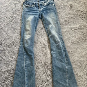 true religion jeans - säljer mina true religion jeans så de inte kommit till användning så mycket som jag trodde, de är mycket fina och trendiga, även väldigt väldigt sköna!! nypris:1299, priset kan diskuteras!