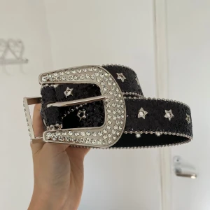 Y2k bälte  - Super snyggt Y2k bälte med glitter och stenar😚✨ glittret flagnar lite men det går inte att göra någonting åt tyvärr, den var så när jag först köpte den🫠