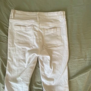 Vita jeans med fickor framme  - Vita bootcut jeans med fickor framme. Storlek S. Kommer tyvärr inte ihåg hur mkt jag köpte för men vill sälja för 200kr pris kan diskursernas. 