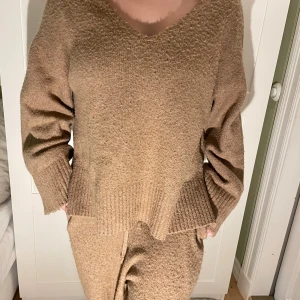 Mysigt stickat set - Jätteskönt stickat sett men har inte kommit till användning💗 Storleken är xs men passar säkert till L