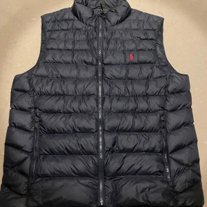 Ralph Lauren Väst - Säljer min Ralph Lauren väst i storlek M, då den är lite stor för mig! Skick 9/10, inte så använda och inga dekaler! Säljer den för 2399kr och nypris ligger på 3299kr. Priset kan absolut diskuteras👍🏼