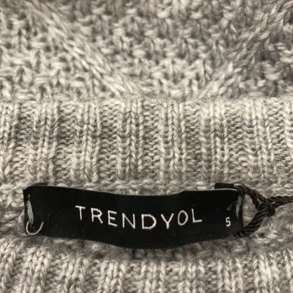 Så snygg stickad tröja från Trendyol storlek S köpt på Zalando🩶Skönt och mjukt material. Mycket fint skick!. Tröjor & Koftor.