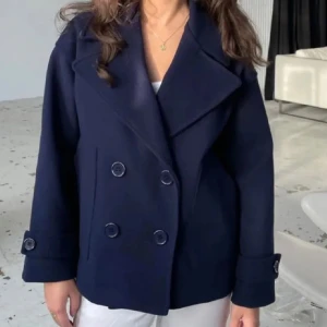 Designbysi kappa - Supersnygg kappa från Designbysi i färgen Navy. Fint skick