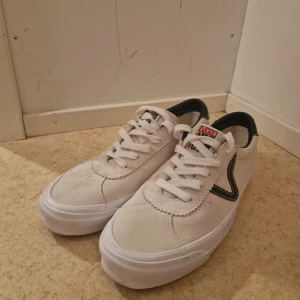 Vans skoe - Säljer vans skor, helt nya skor använt 0 gånger. Säljer dem pågrund av dem är för stora för mig. 