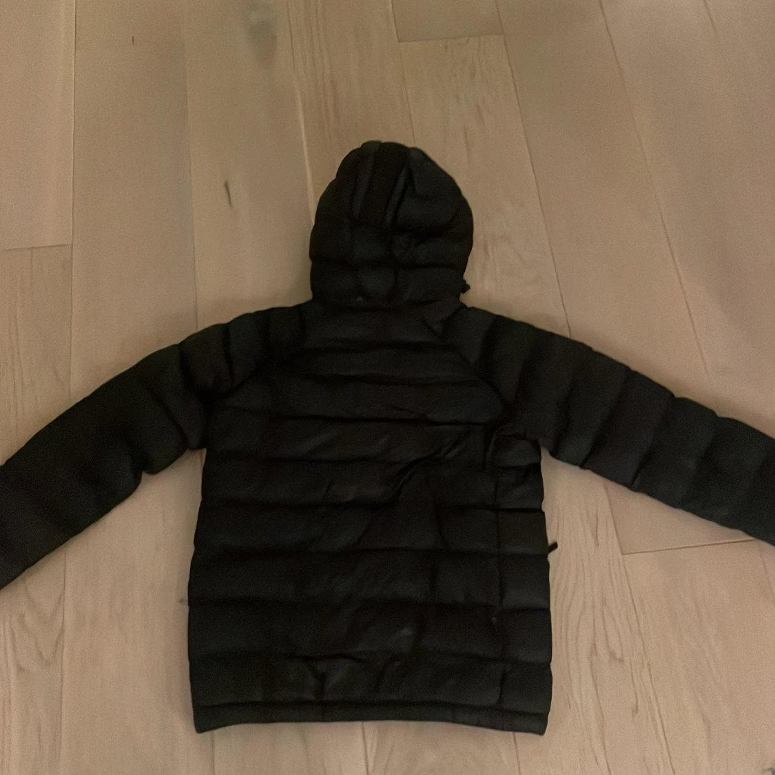 Jag säljer nu min svarta peak performance jacka för att den inte passar. Nypris 1800 men jag säljer min för 1000 för att den är använd i en halv vinter. Kvaliteten är 10/10 inga skador eller fläckar. - 90