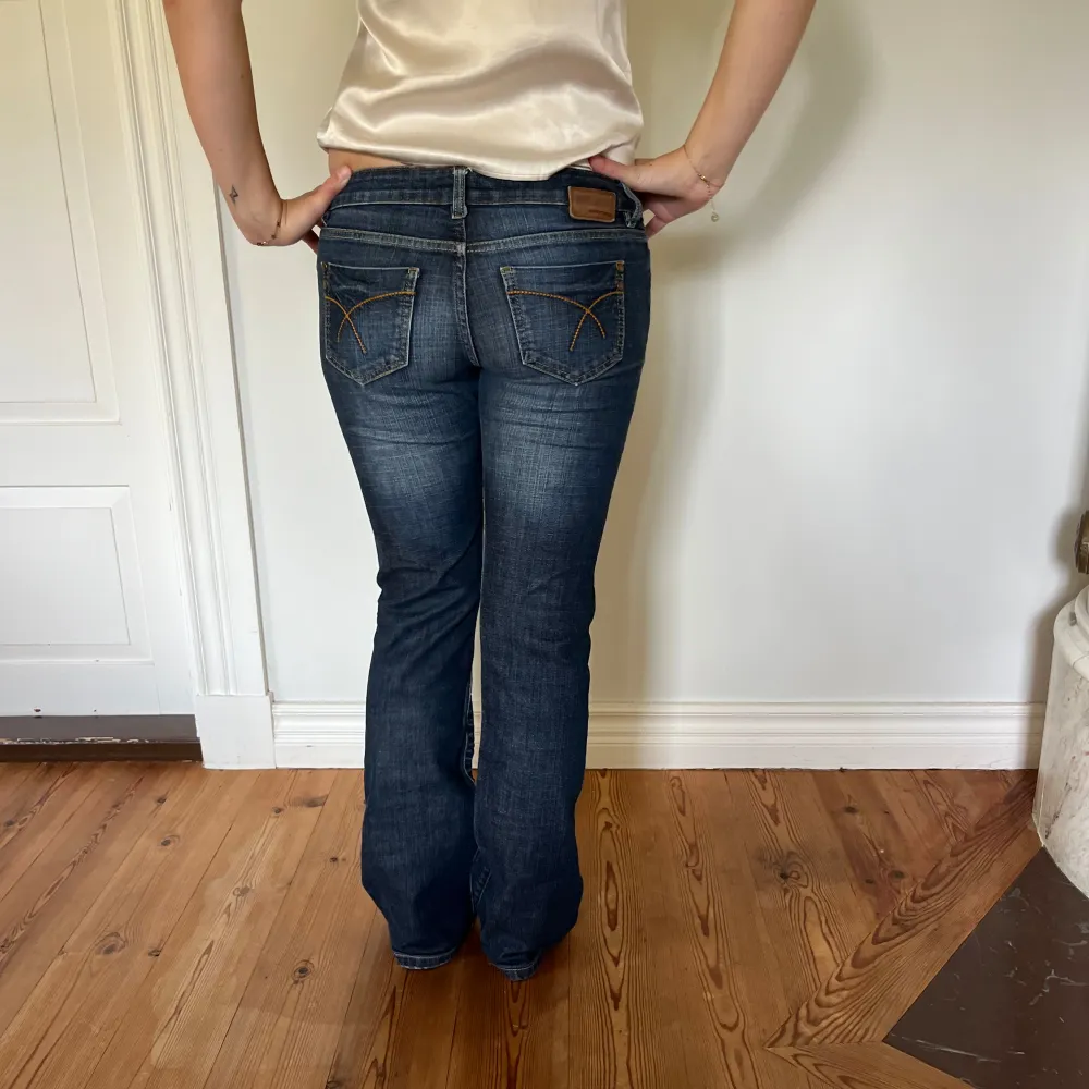 Midjemått(rätt över): 38 cm Innerbenslängd: 79 c Modellen är: 168 cm  Skriv om ni har några frågor💗//Perfectjeans. Jeans & Byxor.