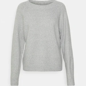 Grå stickad tröja Vero Moda - En grå, mysig stickad tröja i storlek S, perfekt till hösten och inga som helst defekter. Kom gärna med frågor eller annat!💞