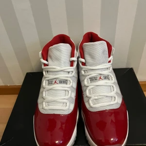 Jordan 11 Cherry Red - Storlek - 40  Skick - Oanvända