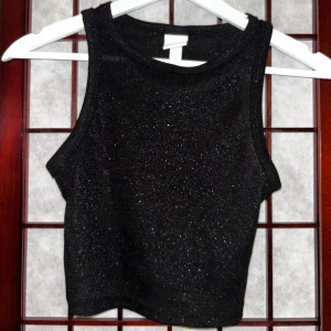 Svartglittrig croppad top h&m  - Crop top från H&M i svart/glitter strl S