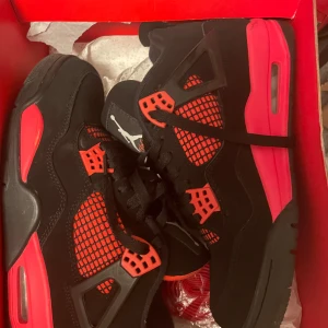 Jordan 4 - Bra skick använt typ 2 gånger Väldigt snygga 